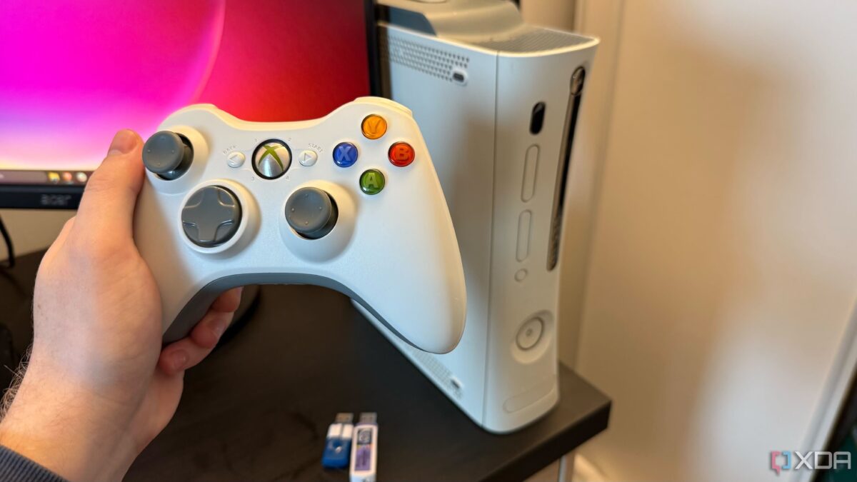 Ручка и контроллер Xbox с цветными кнопками у консоли Xbox Series X
