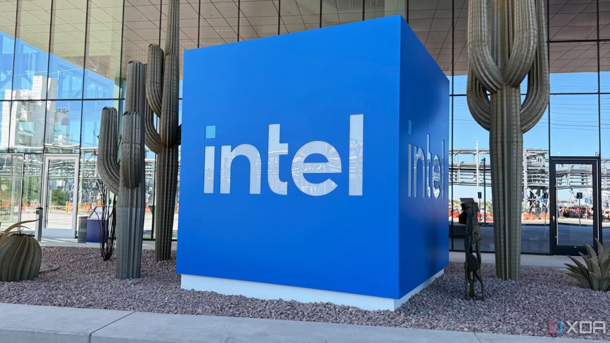 Выставочный стенд Intel с логотипом на синем фоне и синей квадратной стелой