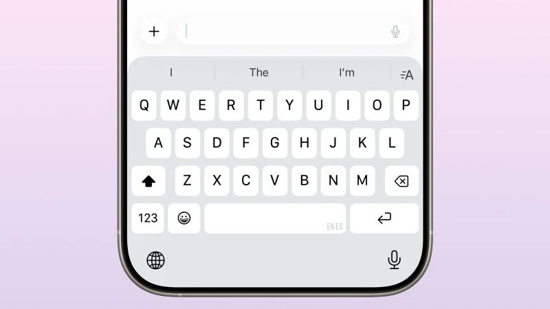 Клавиатура iPhone в iOS 26.4 с автозавершением и иконками, тема исправления бага