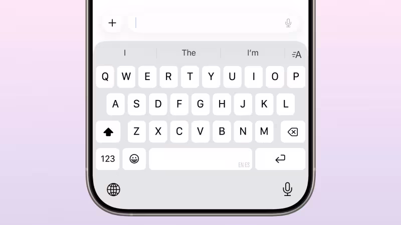 Клавиатура iPhone в iOS 26.4 с автозавершением и иконками, тема исправления бага