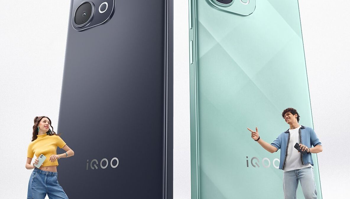 Два смартфона iQOO Z11x крупным планом на белом фоне