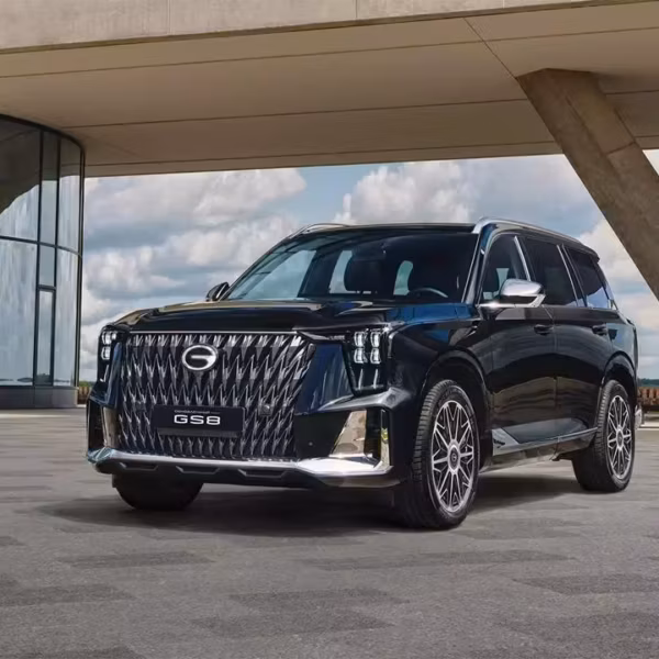 Кроссовер GAC GS8 с эксклюзивным дизайном на фоне современного здания на открытой площадке