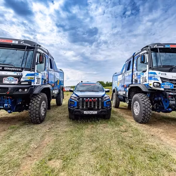 Группа «КАМАЗ-мастер» на ралли «Шёлковый путь» при поддержке JAC Motors, грузовики КАМАЗ на поле