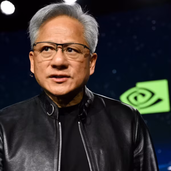 Дженсен Хуанг на конференции Nvidia GTC в черной кожаной куртке и очках с логотипом Nvidia