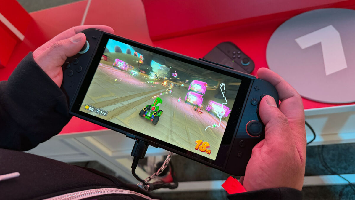 Игровая консоль Nintendo Switch 2 в руке пользователя во время геймплея с яркими графиками