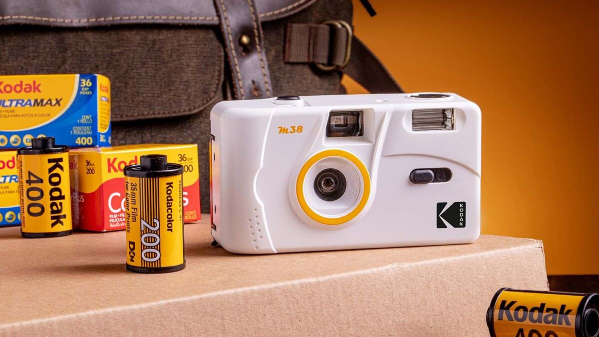 фотокамера Kodak M35 на столе с катушками пленки