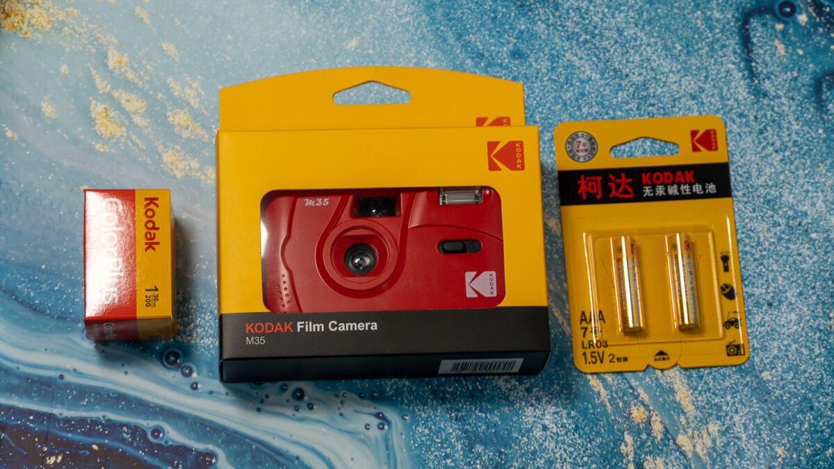 Кассеты и коробка с пленочным фотоаппаратом Kodak M35