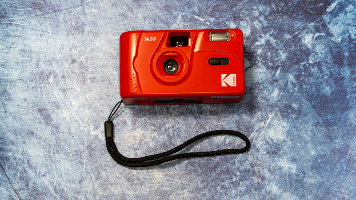 красный пленочный фотоаппарат Kodak M35 с ремешком