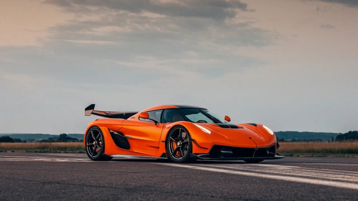 Спортивный красный гиперкар Koenigsegg на трассе