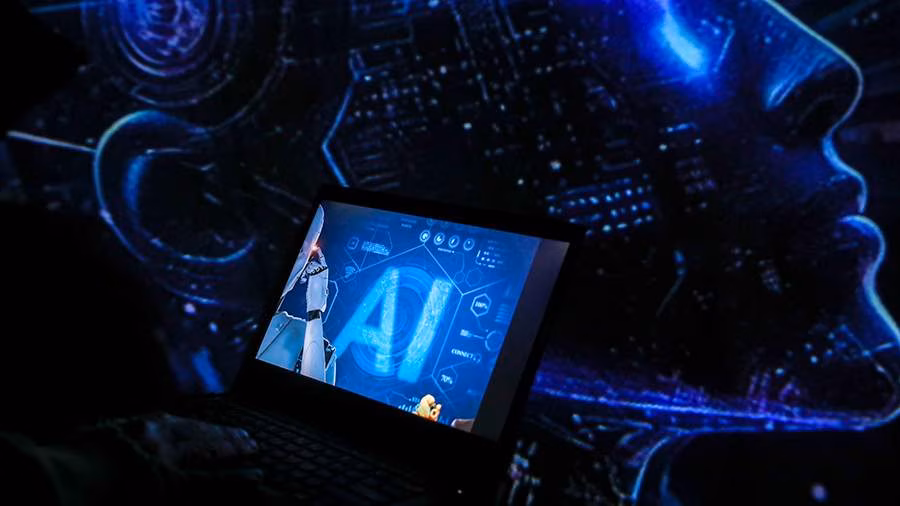 Ноутбук с интерфейсом ИИ-ассистента Дзен Глиф для поддержки и понимания новостей