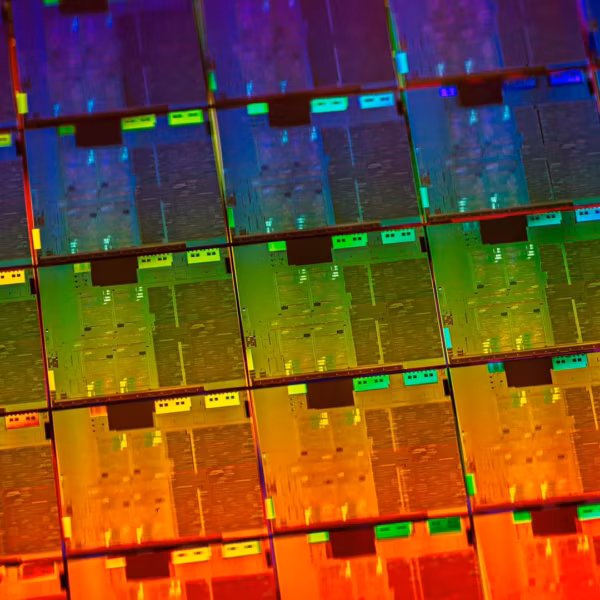 Полупроводниковые микросхемы Intel для энергетики на фоне элементов чипов и плат