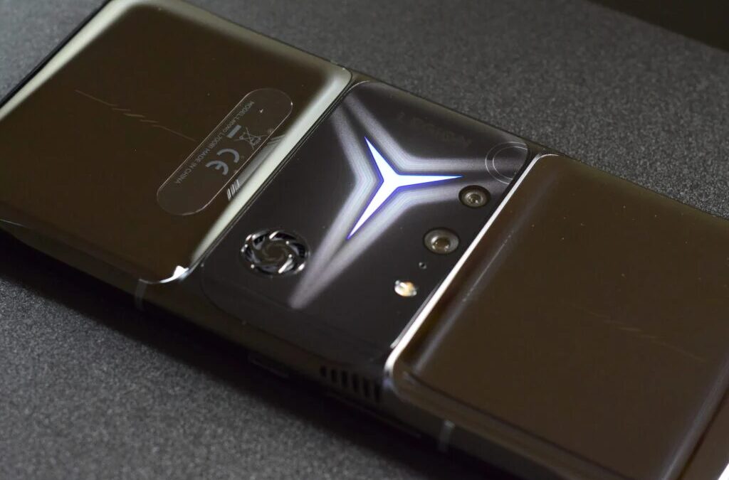 Задняя панель игрового смартфона Lenovo Legion с тройной камерой и сдержанным дизайном