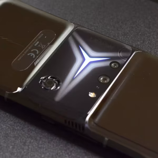 Задняя панель игрового смартфона Lenovo Legion с тройной камерой и сдержанным дизайном