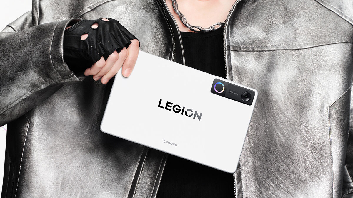 Человек держит планшет Lenovo Legion Tab Gen 5 на бенчмарках для игр