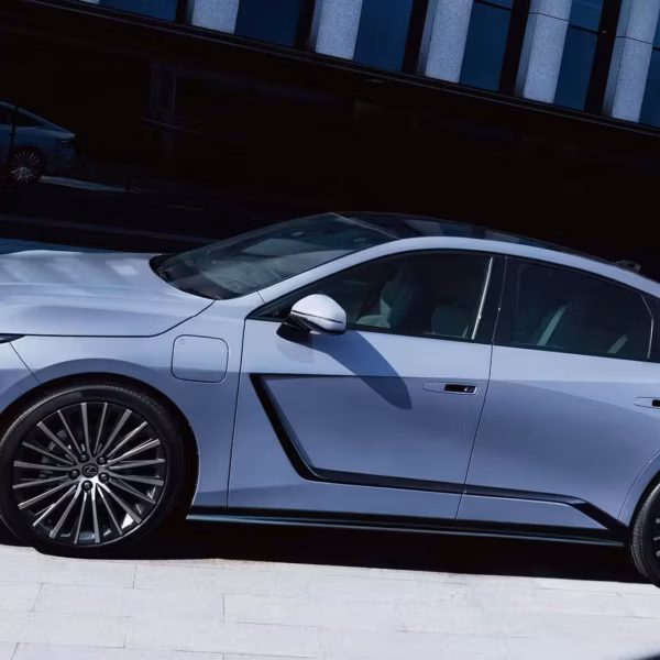 Lexus ES 2026 электромобиль на светлом фоне, вид спереди и сбоку