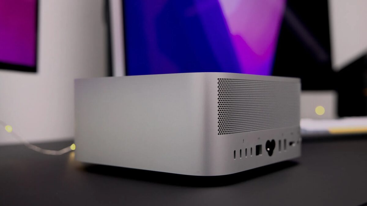 серебристый компьютер Apple Mac Mini с вентиляторами