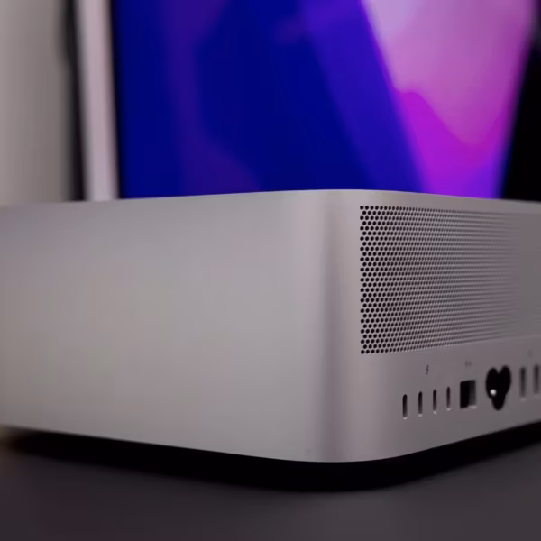 серебристый компьютер Apple Mac Mini с вентиляторами