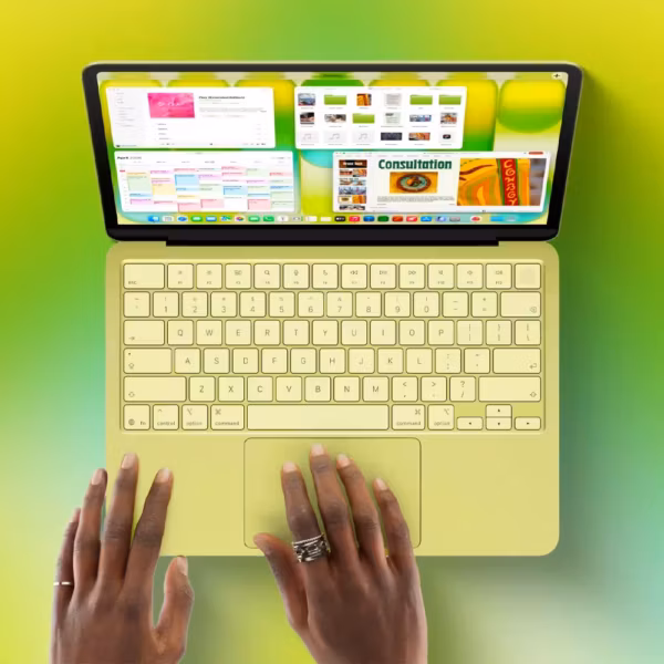Человек печатает на MacBook Air с белой клавиатурой и клавишами без текстовых меток