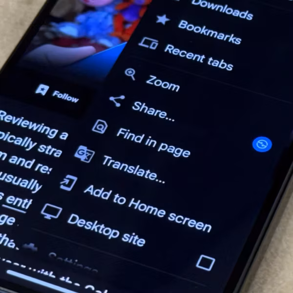 Экран смартфона с меню Chrome на Android, показывающее новую панель закладок для Fold и планшетов