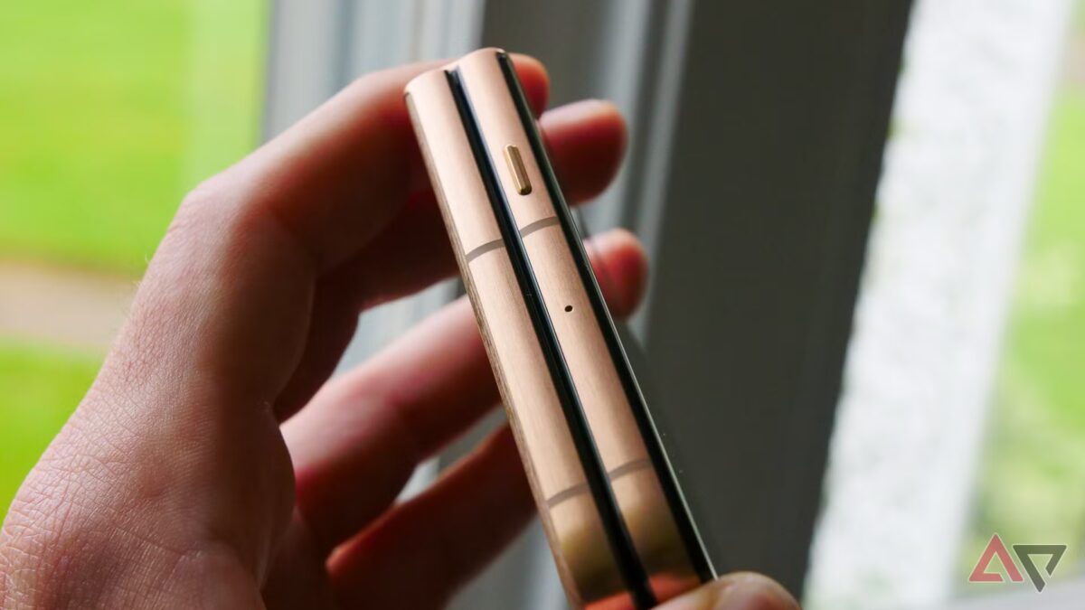 Motorola Razr Ultra 2026: почти без изменений внешне, улучшения внутри