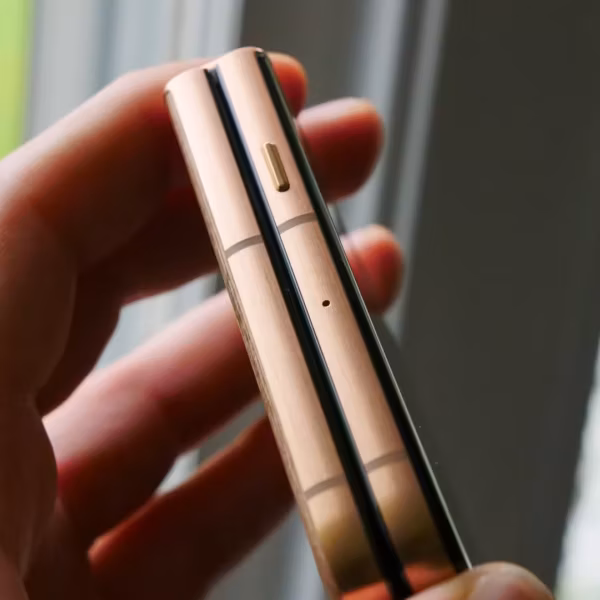 Задняя часть Motorola Razr Ultra 2026 с золотистым корпусом в руке