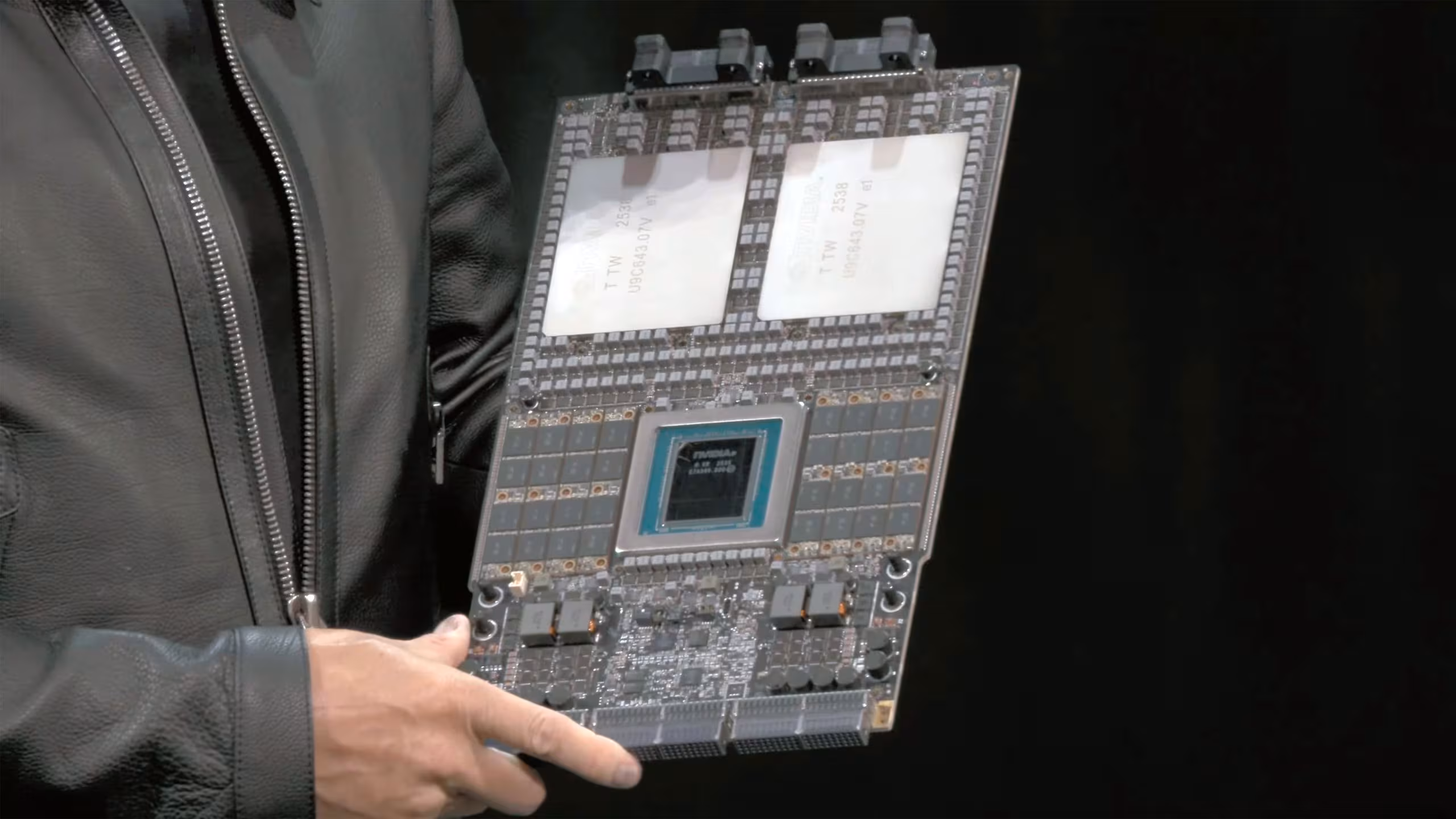 Человек демонстрирует графический процессор Nvidia Grace CPU