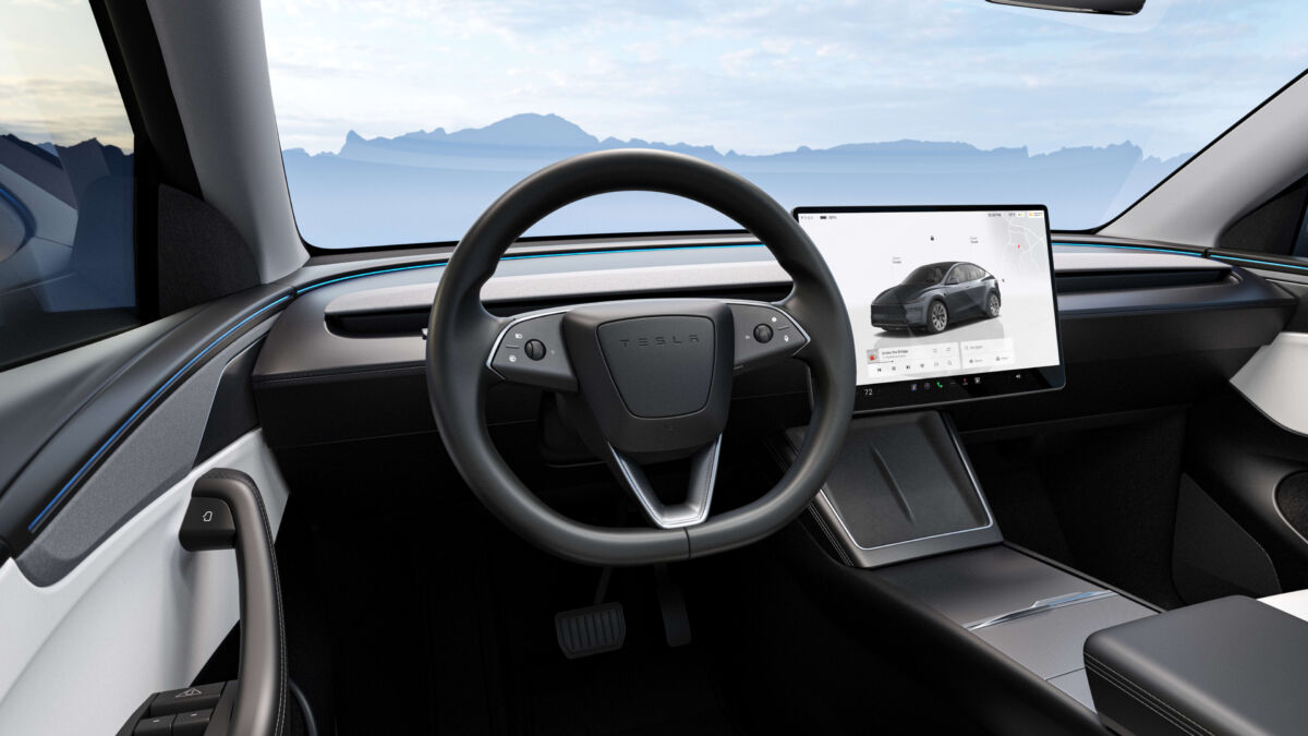 Интерьер Tesla Model Y 2026: панель с сенсорным экраном и обновлённой системой комфортного торможения