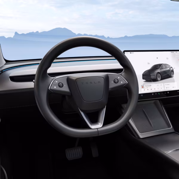 Интерьер Tesla Model Y 2026: панель с сенсорным экраном и обновлённой системой комфортного торможения