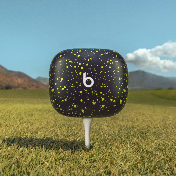 Черные Powerbeats Pro 2 Nike Special Edition с цветом Volt в поле на природе