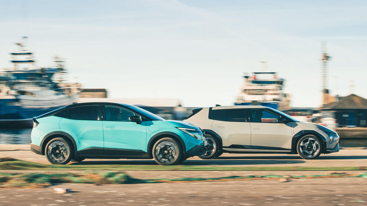 Nissan Leaf, Kia EV4 и Skoda Elroq 2025 на парковке сравнение электрокроссоверов семейного класса