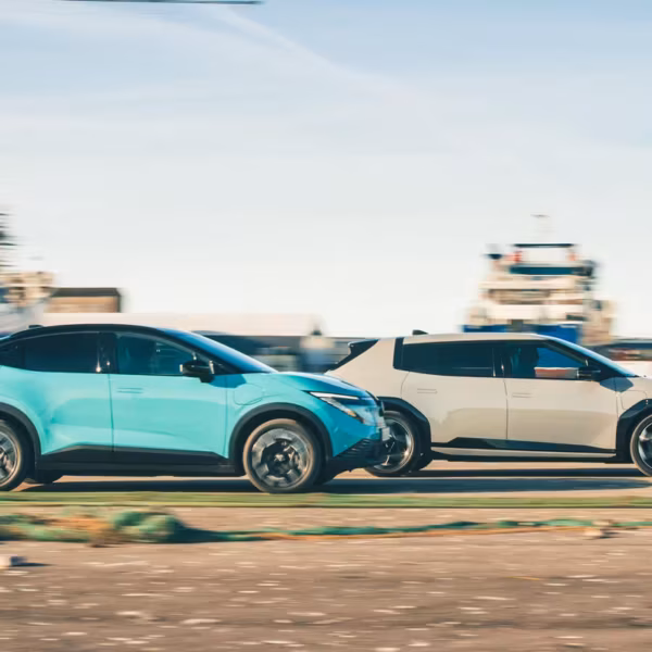 Nissan Leaf, Kia EV4 и Skoda Elroq 2025 на парковке сравнение электрокроссоверов семейного класса