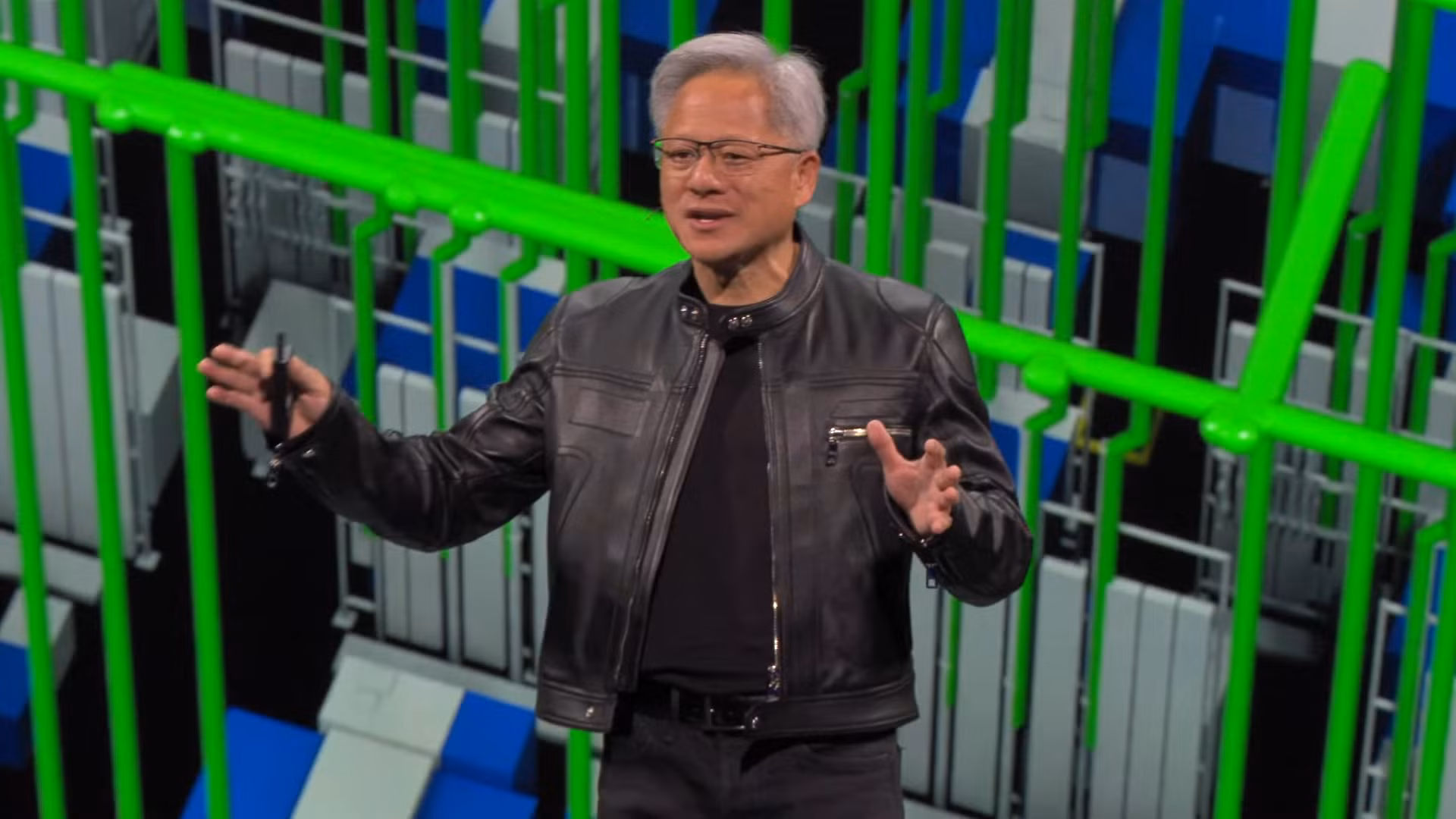 Человек в чёрной кожаной куртке Nvidia DGX Rubin NVL8