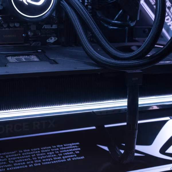 Видеокарта Nvidia GeForce RTX 5090 в корпусе ПК с подсветкой и кулером