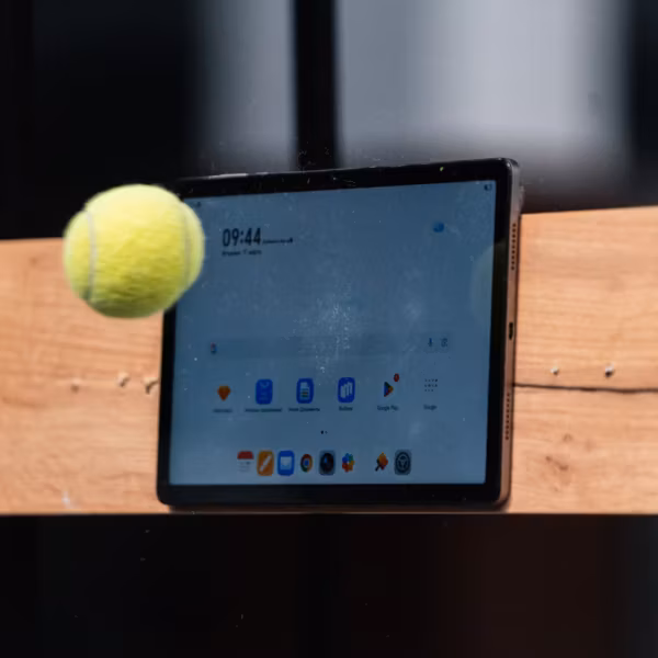 Планшет Honor Pad X8b с сенсорным экраном внутри деревянной рамки