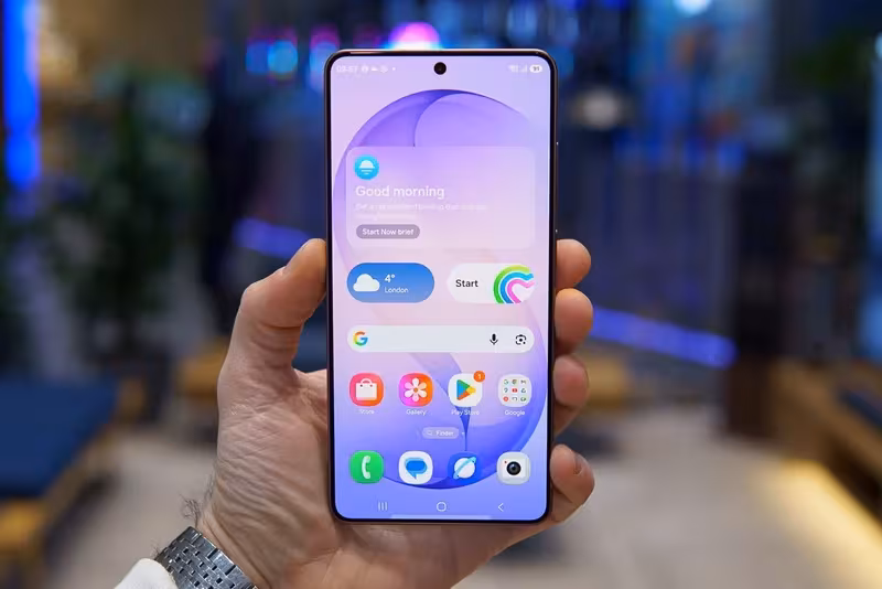 Мужчина держит смартфон Samsung Galaxy S23 Ultra