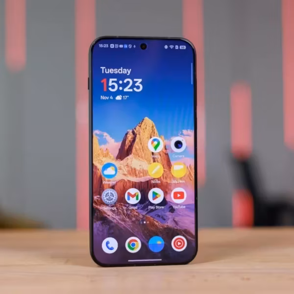 Смартфон OnePlus 15 на деревянном столе