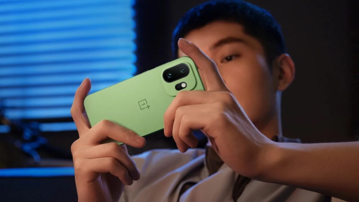 Смартфон OnePlus 15T с задней панелью и зеленым чехлом