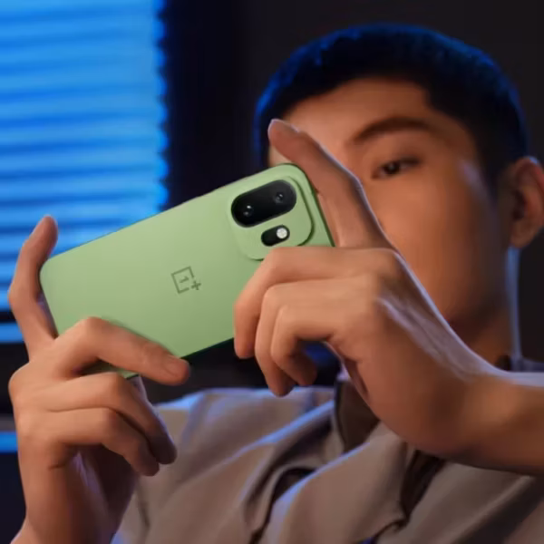 Смартфон OnePlus 15T с задней панелью и зеленым чехлом