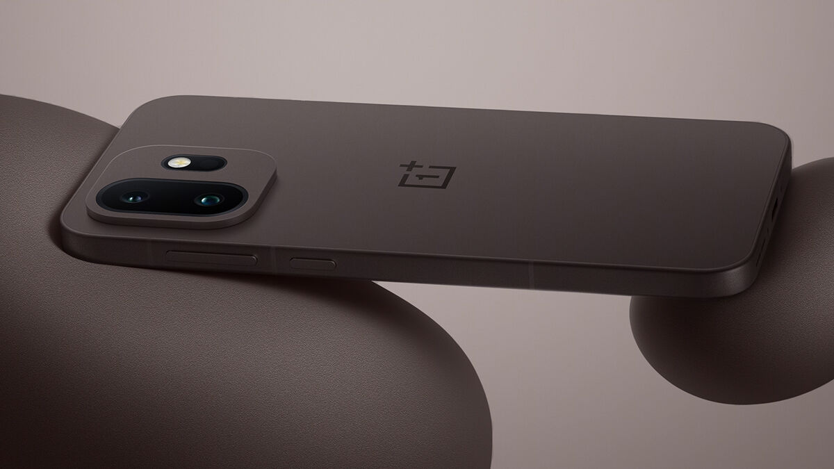 Задняя панель OnePlus 15T с тремя камерами и дизайном модуля в официальных фото