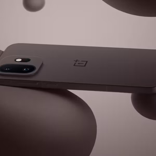 Задняя панель OnePlus 15T с тремя камерами и дизайном модуля в официальных фото