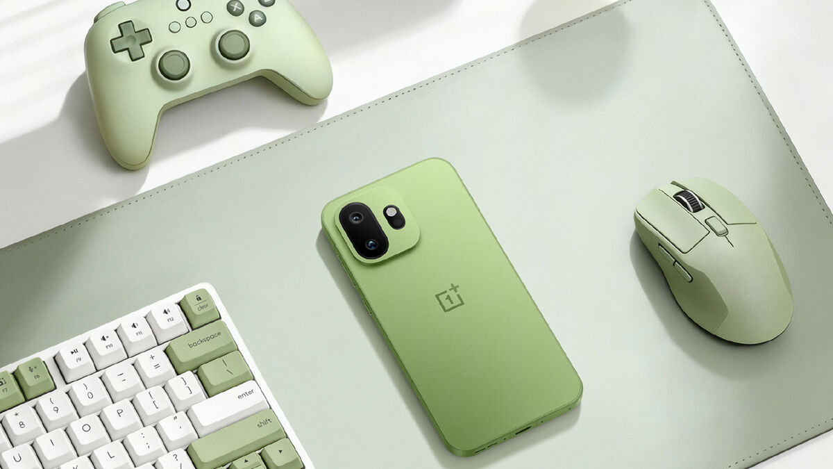 Смартфон OnePlus 15T с киберспортивным чипом G2, зеленый корпус на столе