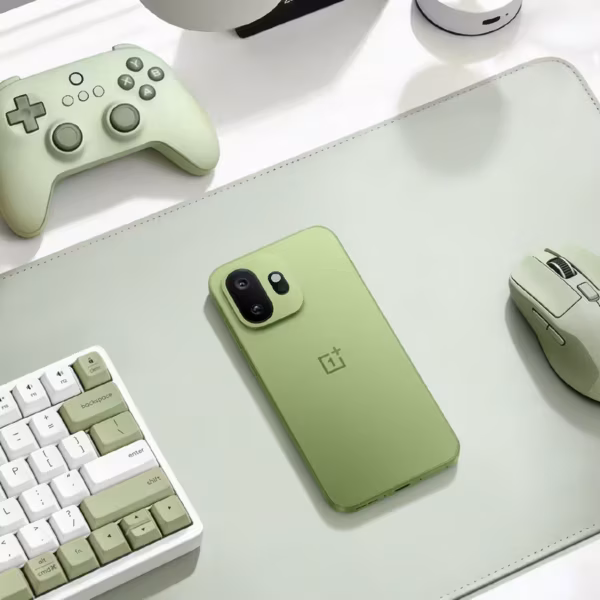 Смартфон OnePlus 15T с киберспортивным чипом G2, зеленый корпус на столе