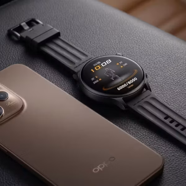 OPPO Reno15 Pro и Watch S на поверхности устройства