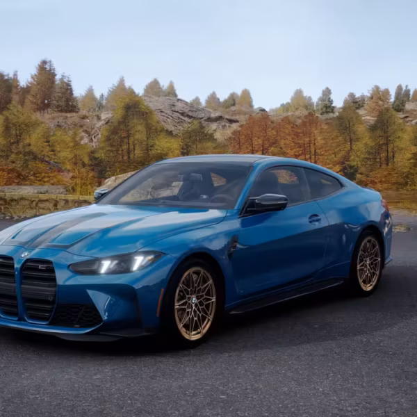 синий BMW M4 M Legacy Edition на асфальте осенью