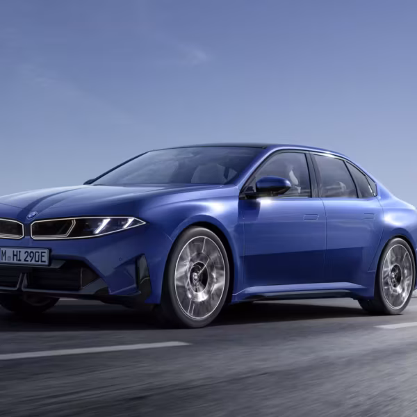 Синий электромобиль BMW Z4 на дороге в городском пейзаже