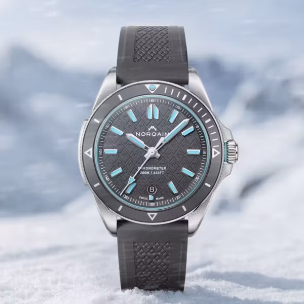 Часы Norqain Adventure 40 мм с горным орнаментом на циферблате