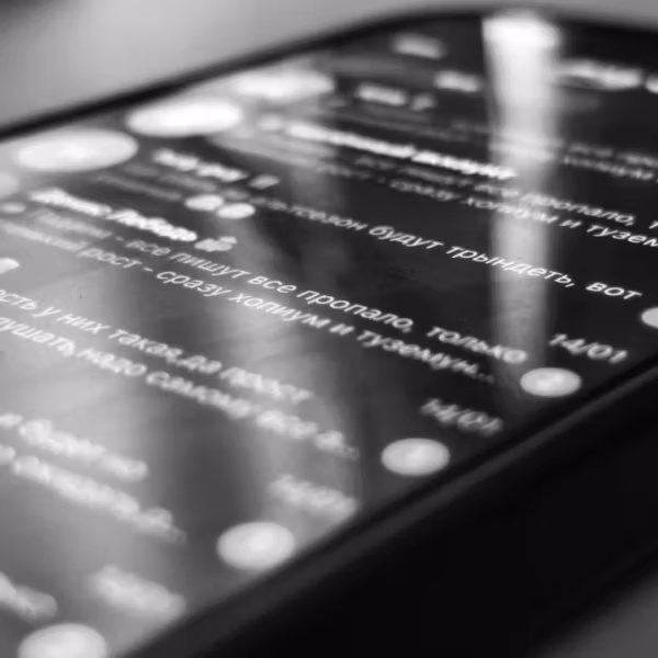 Экран iPhone с чатом Telegram и сообщениями о мошенничестве через Telegram-моды