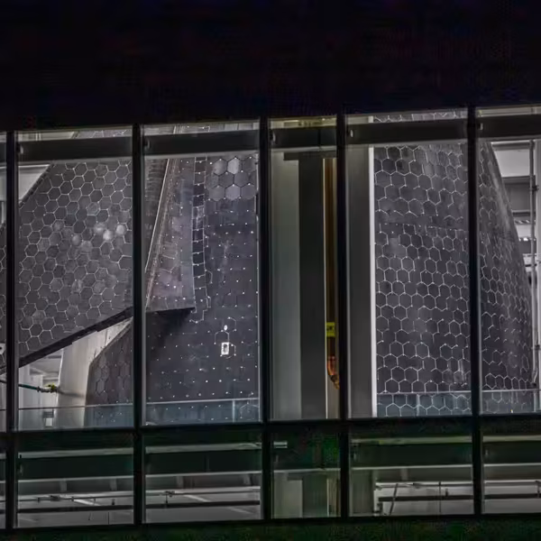 Starship и Mechazilla на стартовой площадке: крупные металлические конструкции и строительный кран SpaceX