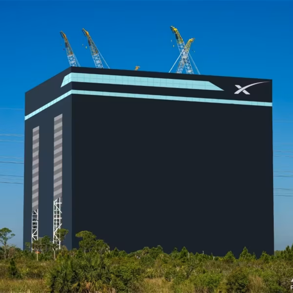 Строящийся комплекс Gigabay SpaceX во Флориде с гигантским черным кубом для сборки ракет Starship