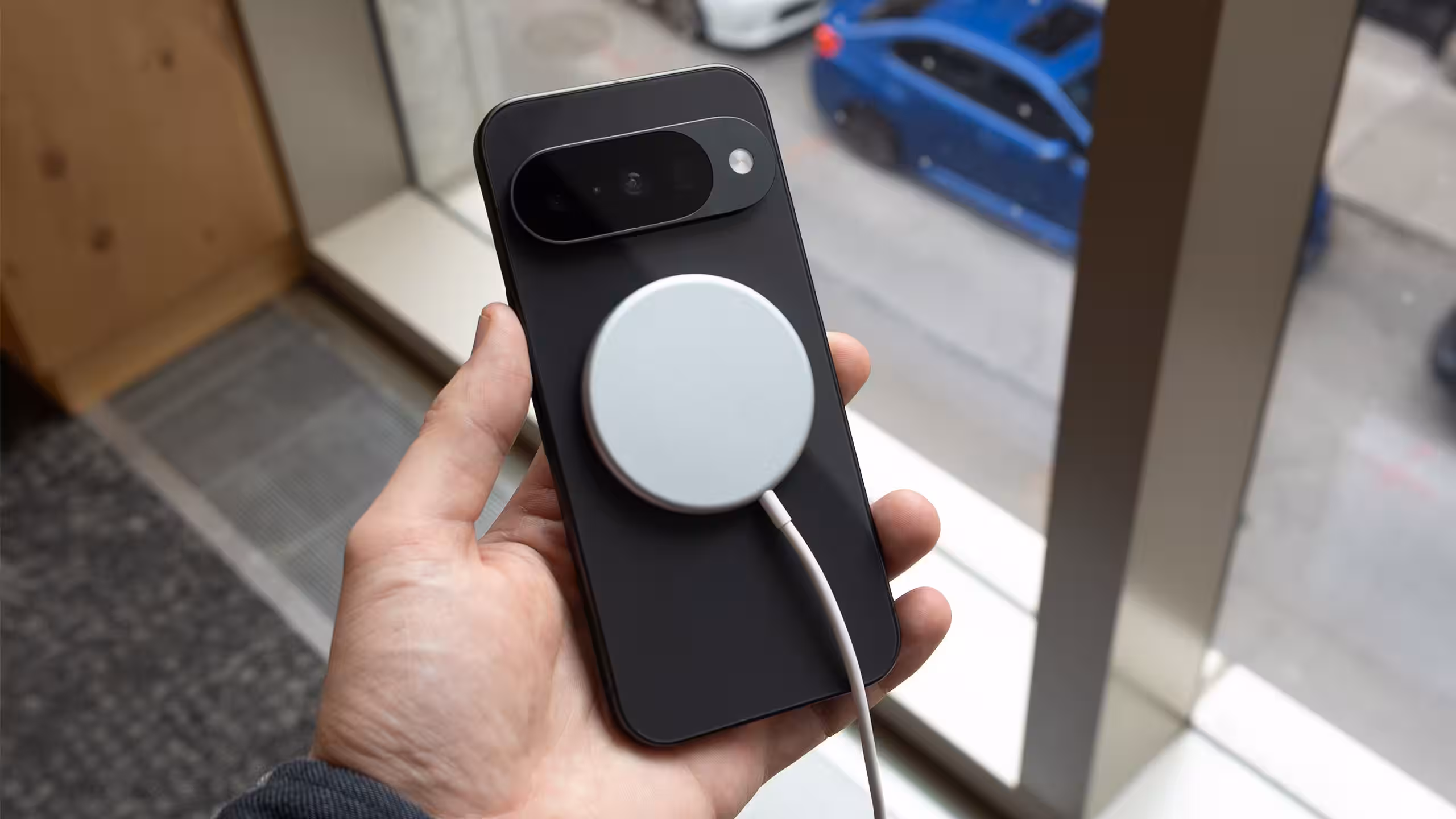 Pixel 10 с зарядным устройством PixelSnap